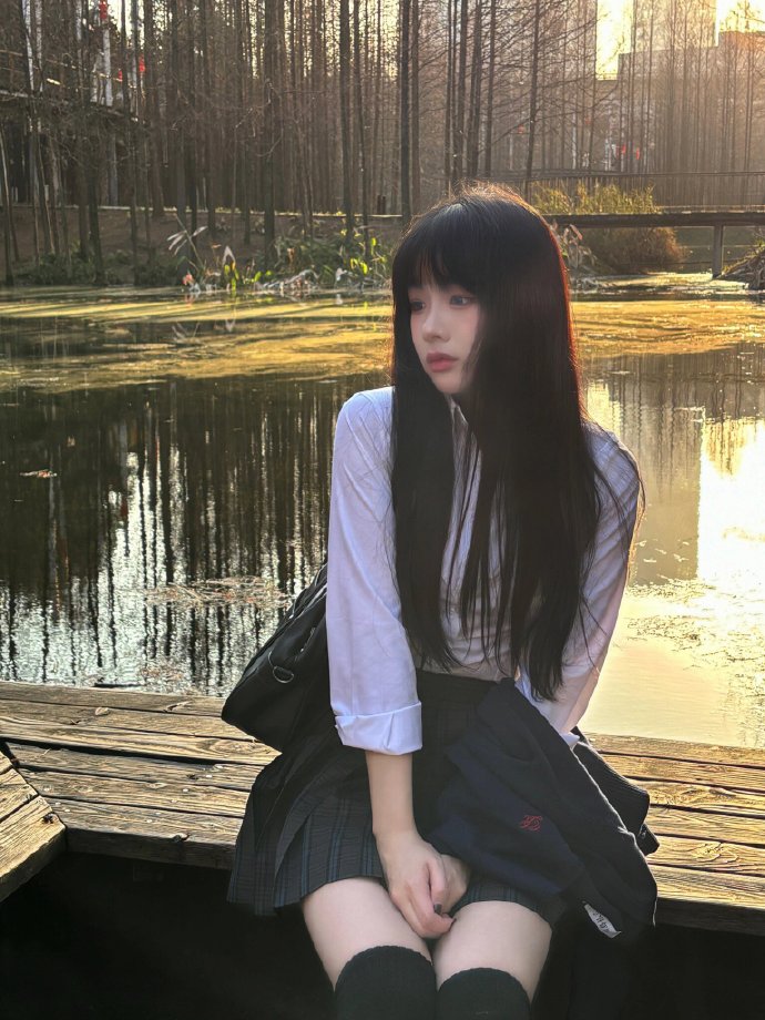 两女一杯