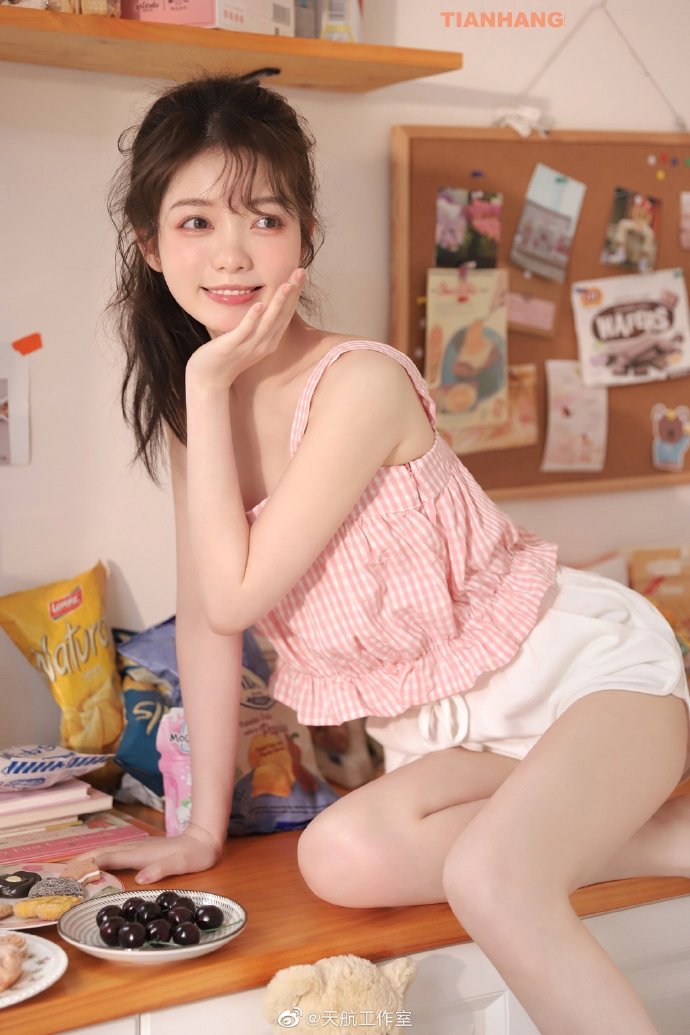 两女一杯