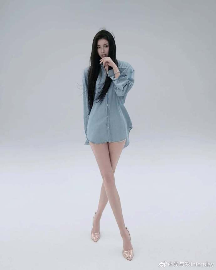 两女一杯